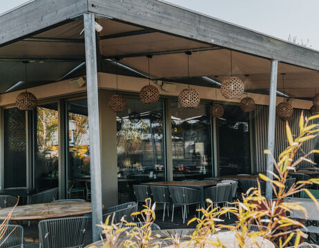 Eine einfache Strichzeichnung von Bäumen und Feldern in einer ländlichen Landschaft.