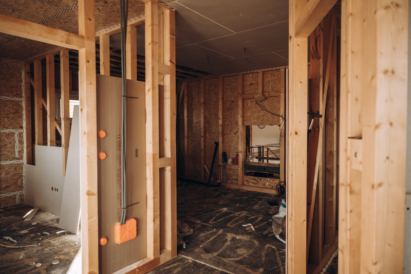 In einem Weinberg werden die Trauben in einer Schubkarre geerntet, umgeben von Reben und Laub.