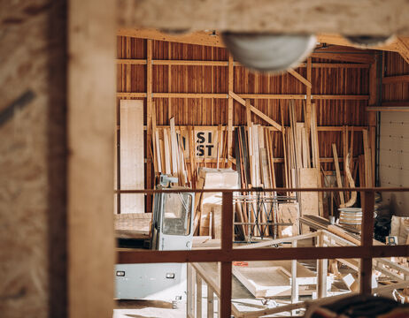 Eine Person fährt auf einem Skateboard, trägt einen Helm und hat einen Rucksack dabei.