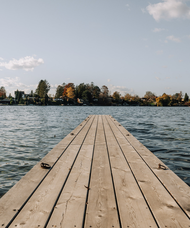 Ein vierstufiges Pyramidendiagramm, bei dem jede Stufe in einem anderen Grünton schattiert ist.