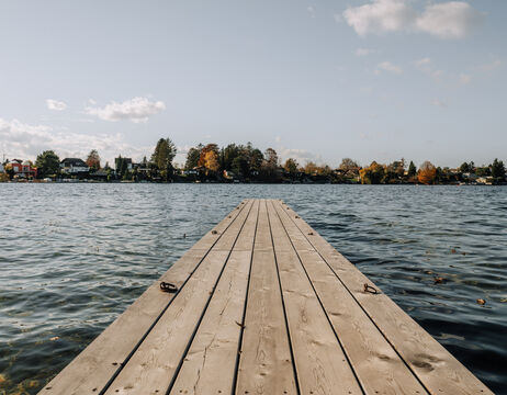 Ein vierstufiges Pyramidendiagramm, bei dem jede Stufe in einem anderen Grünton schattiert ist.
