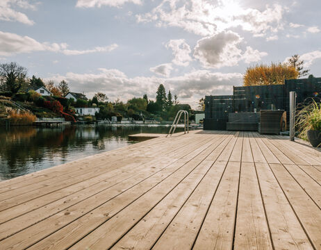 Eine vierstufige graue Pyramide mit einem dunkelgrünen Dreieck an der Spitze.