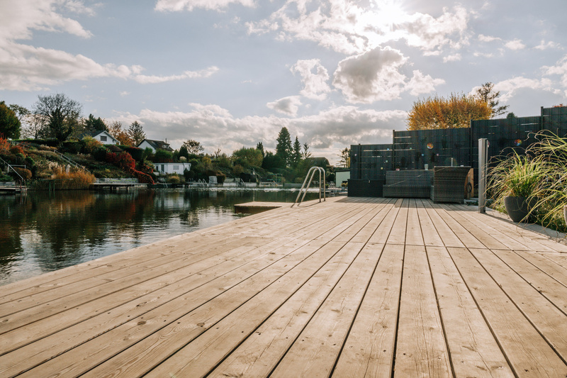 Eine vierstufige graue Pyramide mit einem dunkelgrünen Dreieck an der Spitze.